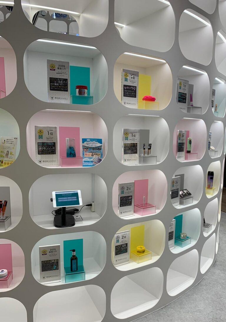 Cosmétiques exposés sur un mur sécurisé