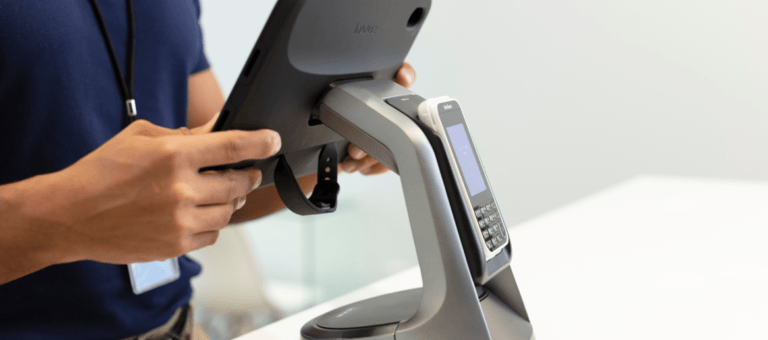 Main utilisant le support de la tablette
