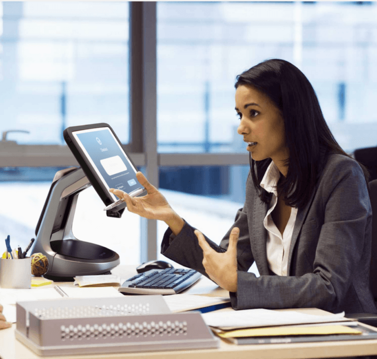 Employé de banque parlant à côté d'un support de tablette sécurisé