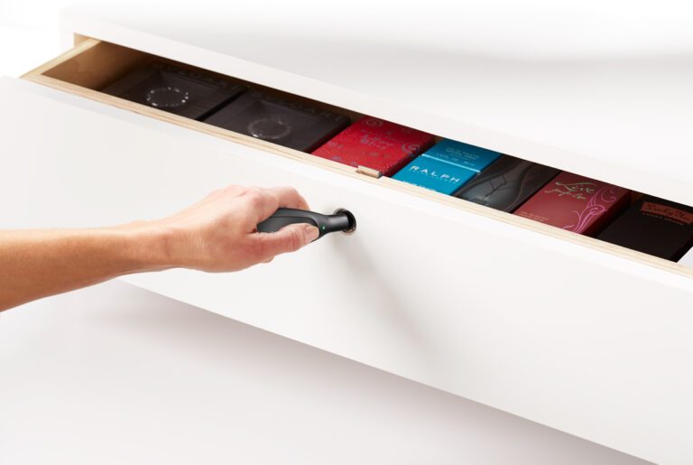 Serrure à verrouillage automatique pour tiroirs, destinée à la protection des stocks en magasin. OneKEY Access