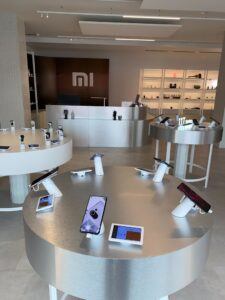 Magasin Mii avec des produits présentés sur des tables