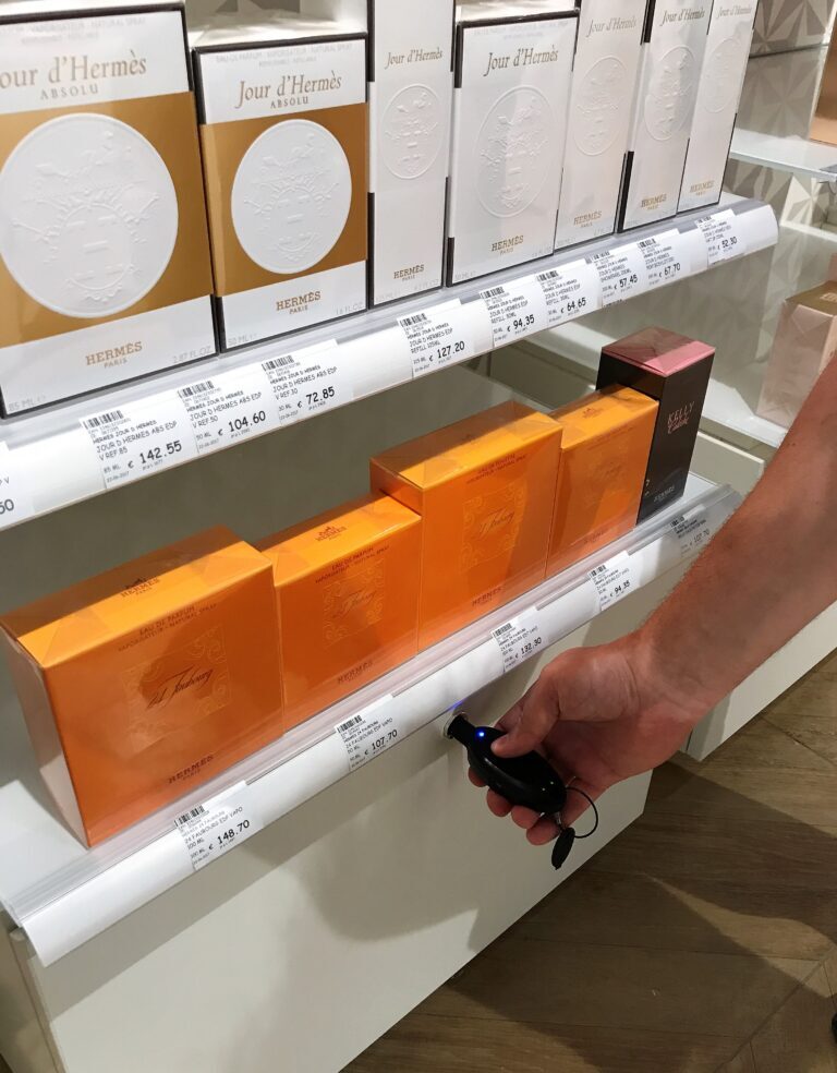 Tiroir équipé d'une serrure intelligente permettant de sécuriser le stock de parfums et de fragrances destinés aux vendeurs, qui peuvent ainsi les remettre aux clients ou réapprovisionner les flacons d'essai.
