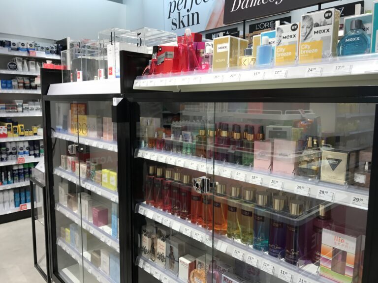 Présentoir en verre permettant de sécuriser les parfums, les lotions, les fragrances et autres produits grâce à un système de verrouillage intelligent.