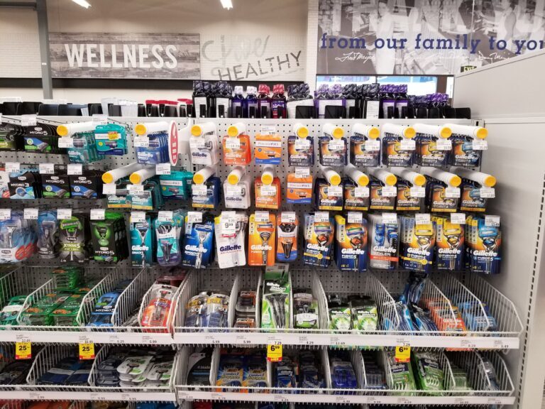 Des rasoirs et des lames Gillette suspendus à des présentoirs équipés d'un minuteur pour empêcher leur vol.