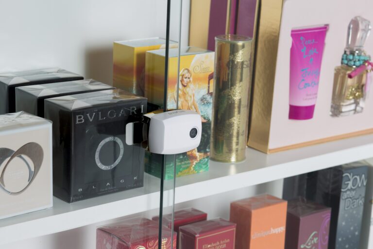 Une serrure pour vitrine en verre fonctionnant avec une clé électronique. Elle permet de sécuriser les produits de beauté.