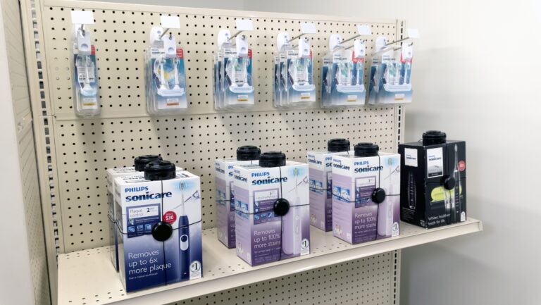Des produits de santé tels que des brosses à dents électriques ou des rasoirs électriques, conditionnés dans des boîtes sécurisées par des solutions de sécurité.