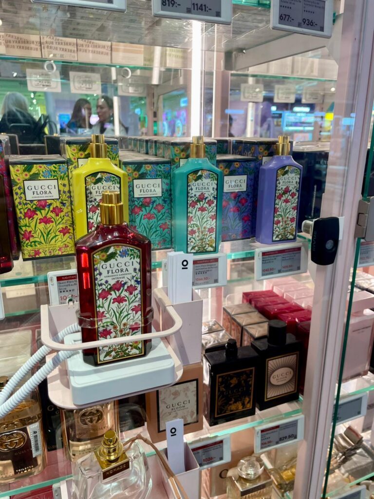 Échantillon de parfum fixé à l'aide d'un dispositif Zips afin d'empêcher tout vol dans un magasin.