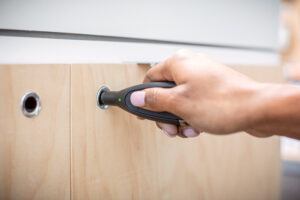 Main de femme déverrouillant la serrure OneKEY