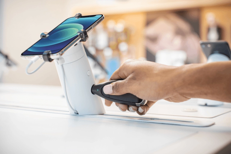 OneKEY déverrouiller un OnePOD tenir un téléphone