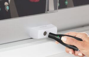 Smart Plunger Lock white étant déverrouillé avec OneKEY