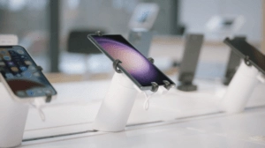 OnePODs avec téléphones dans un présentoir