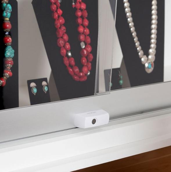 InVue Smart Plunger Lock en blanc, conçu pour des solutions de sécurité avancées