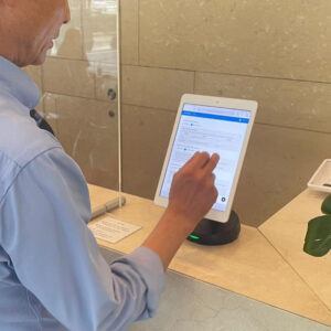 Tablette blanche sur support noir