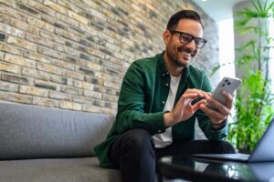 Un homme tenant un téléphone montre la facilité du contrôle d'accès mobile