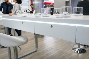 Tiroir dans le magasin Claro avec fermeture automatique et verrou de porte, sécurisant son contenu.