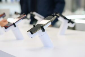 Smartphone affiché par OnePOD Max au magasin Claro