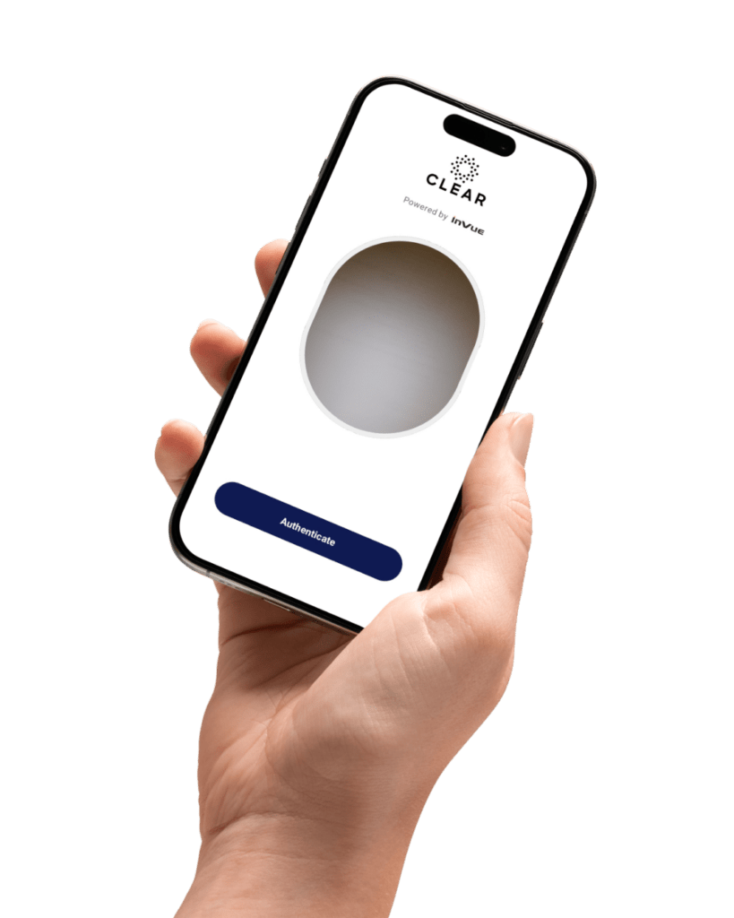 Main tenant un téléphone sur lequel s'affiche l'écran de vérification d'identité CLEAR, optimisé par InVue pour l'auto-accès client