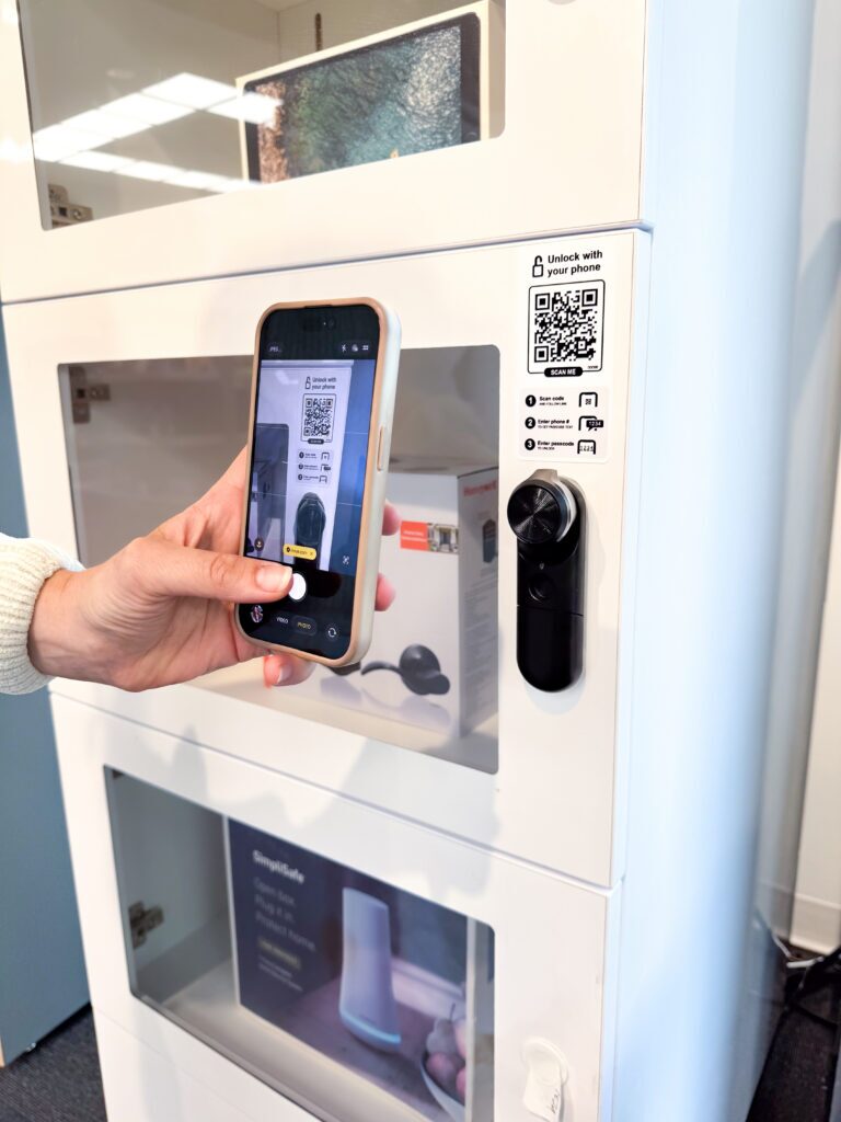 Un client scanne un code QR « Customer Self-Access » sur la porte d'une armoire sécurisée équipée d'une serrure « InVue »LIVE .