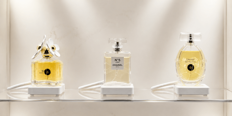 Le problème des échantillons de parfum : comment les détaillants trouvent le juste équilibre entre accessibilité et pertes de stock