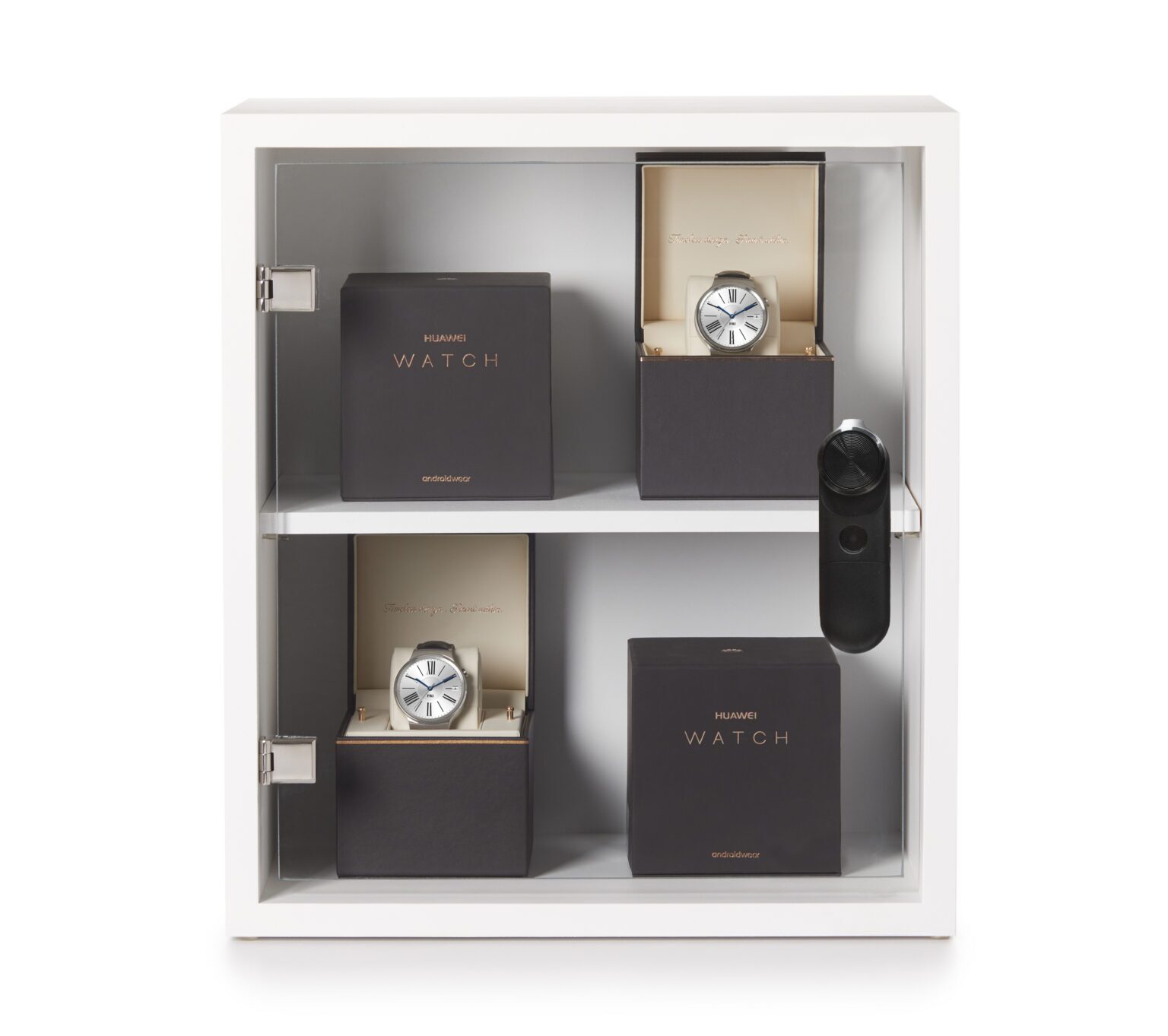 InVue LIVE Cam Lock fixation d'une porte vitrée à charnières sur une vitrine contenant des montres connectées