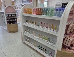 Parfumerie proposant des solutions de sécurité permettant de présenter les échantillons afin de favoriser l'interaction avec les clients