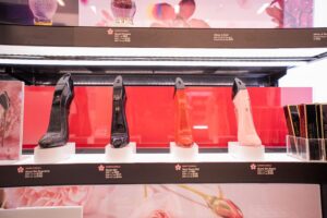 Un présentoir pour échantillons de parfum doté de solutions de sécurité qui protègent chaque échantillon tout en mettant en valeur la marque de beauté et en permettant aux clients d'interagir avec les parfums