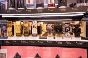 Un présentoir pour échantillons de parfum doté de solutions de sécurité qui protègent chaque échantillon tout en mettant en valeur la marque de beauté et en permettant aux clients d'interagir avec les parfums