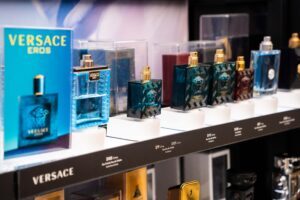 Un présentoir pour échantillons de parfum doté de solutions de sécurité qui protègent chaque échantillon tout en mettant en valeur la marque de beauté et en permettant aux clients d'interagir avec les parfums