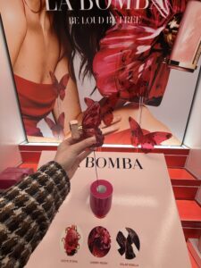 Un présentoir pour échantillons de parfum doté de solutions de sécurité qui protègent chaque échantillon tout en mettant en valeur la marque de beauté et en permettant aux clients d'interagir avec les parfums