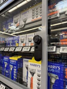 Serrure intelligente dans un hypermarché, vitrine en verre d'un grand magasin