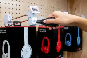 Solution de sécurité intelligente destinée au commerce de détail pour les articles suspendus, tels que les boîtes de casques audio