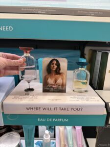 Un présentoir pour échantillons de parfum doté de solutions de sécurité qui protègent chaque échantillon tout en mettant en valeur la marque de beauté et en permettant aux clients d'interagir avec les parfums