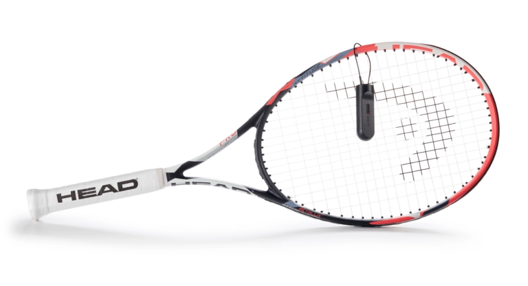 Raquette de tennis sécurisée par un câble de verrouillage InVue