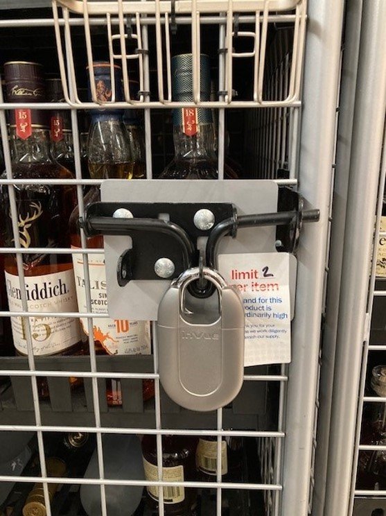 Padlock protection des bouteilles d'alcool dans une cage dans un magasin Meijer