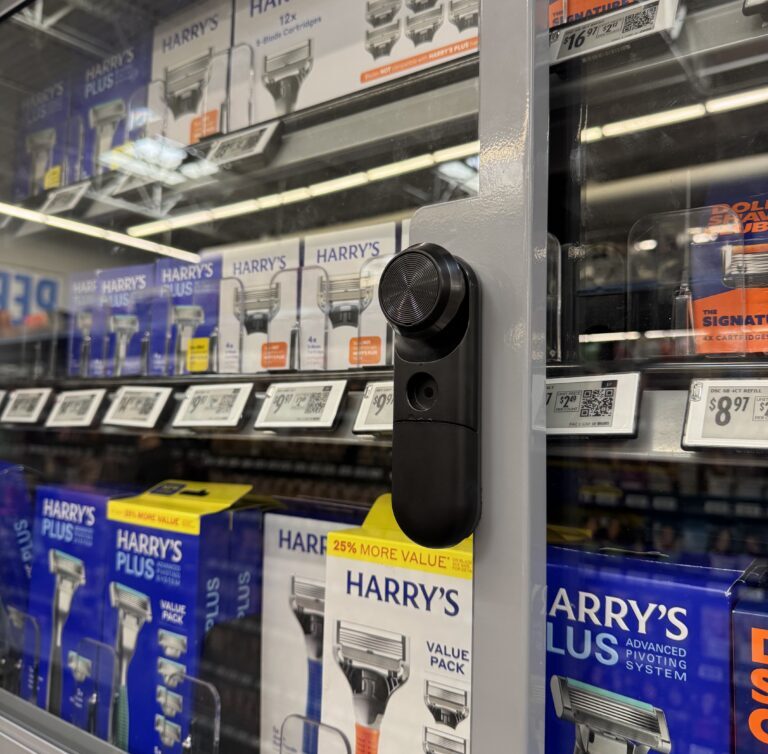 Serrure intelligente dans un hypermarché, vitrine en verre d'un grand magasin