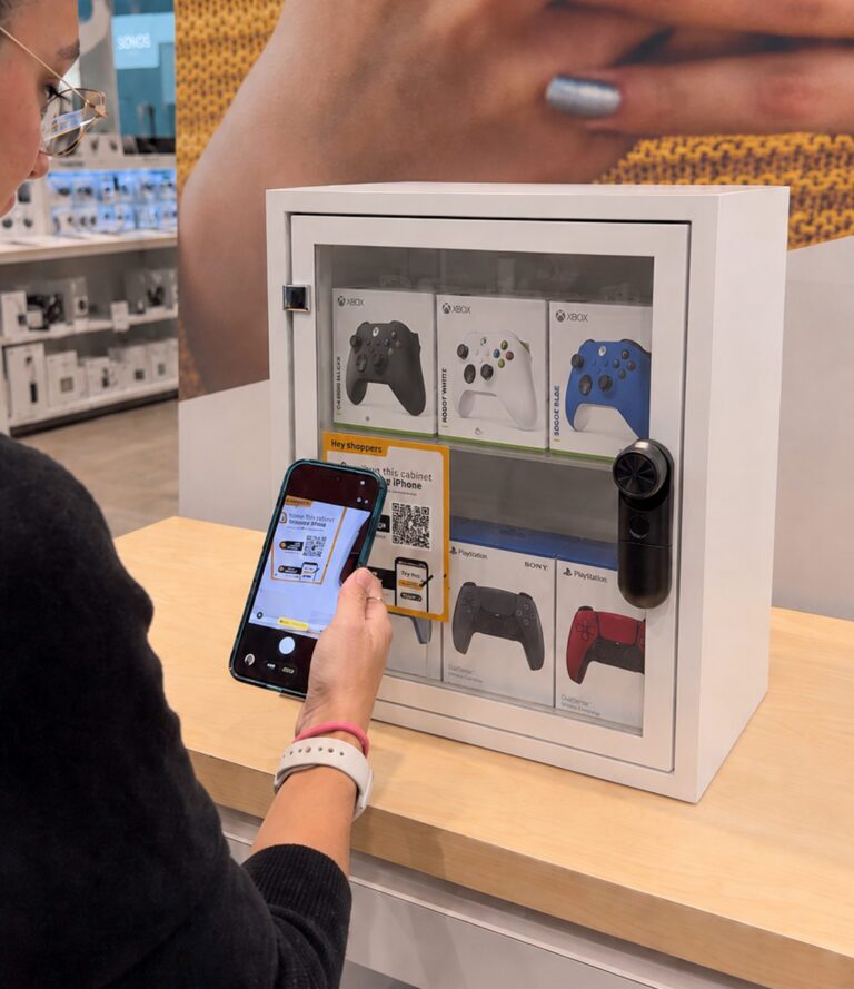 Le service « Accès autonome » permet à un client de scanner un code et d'accéder à une armoire fermée à clé contenant des produits.