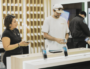 Manipulation d'un smartphone sur un écran de sécurité dans un magasin Samsung