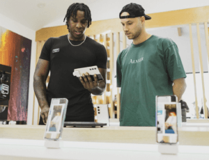 Manipulation d'un smartphone sur un écran de sécurité dans un magasin Samsung