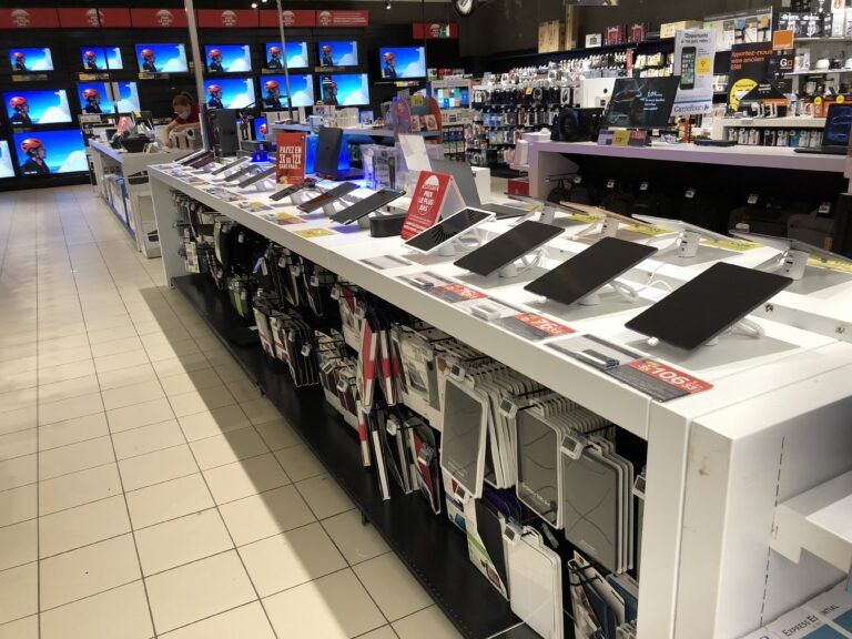 Carrefour Belgique présente des tablettes avec les solutions de sécurité pour la vente au détail de InVue.
