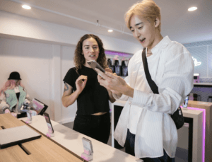 Manipulation d'un smartphone sur un écran de sécurité dans un magasin Samsung