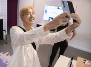 Manipulation d'un smartphone sur un écran de sécurité dans un magasin Samsung