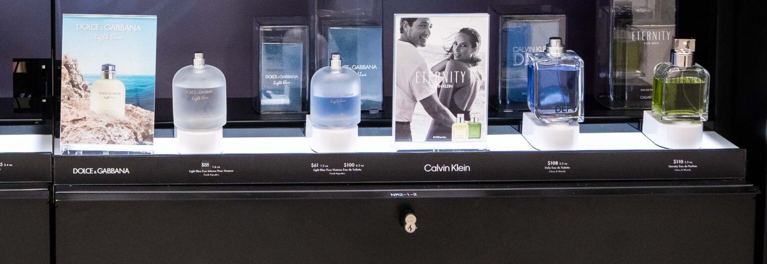 Un présentoir pour échantillons de parfum doté de solutions de sécurité qui protègent chaque échantillon tout en mettant en valeur la marque de beauté et en permettant aux clients d'interagir avec les parfums