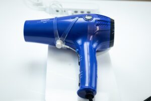 Dispositif de sécurité empêchant le vol d'un sèche-cheveux.
