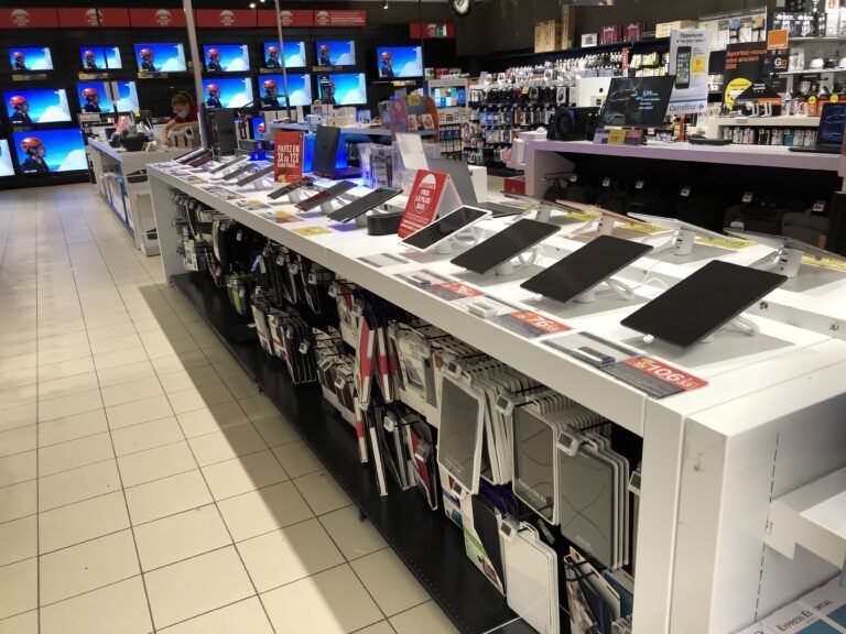 Carrefour Belgique présente des tablettes avec les solutions de sécurité pour la vente au détail de InVue.
