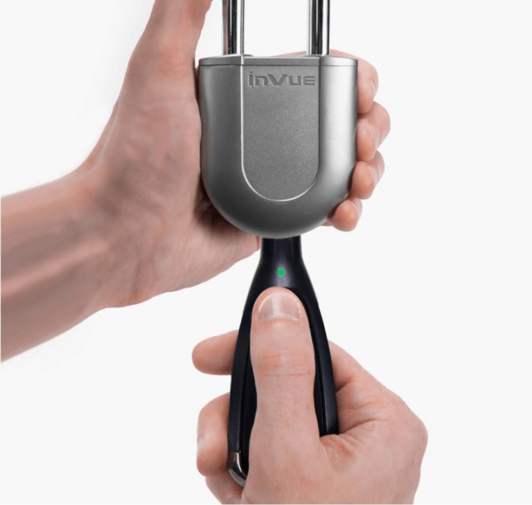 InVue Padlock étant déverrouillé par un OneKEY