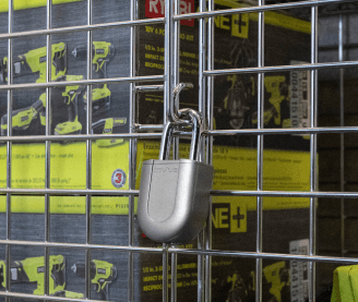 InVue cadenas sécurisant une cage avec des produits de quincaillerie