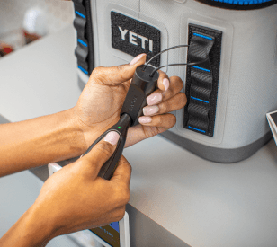 OneKEY déverrouillage d'une ancre à câble fixée à une glacière Yeti