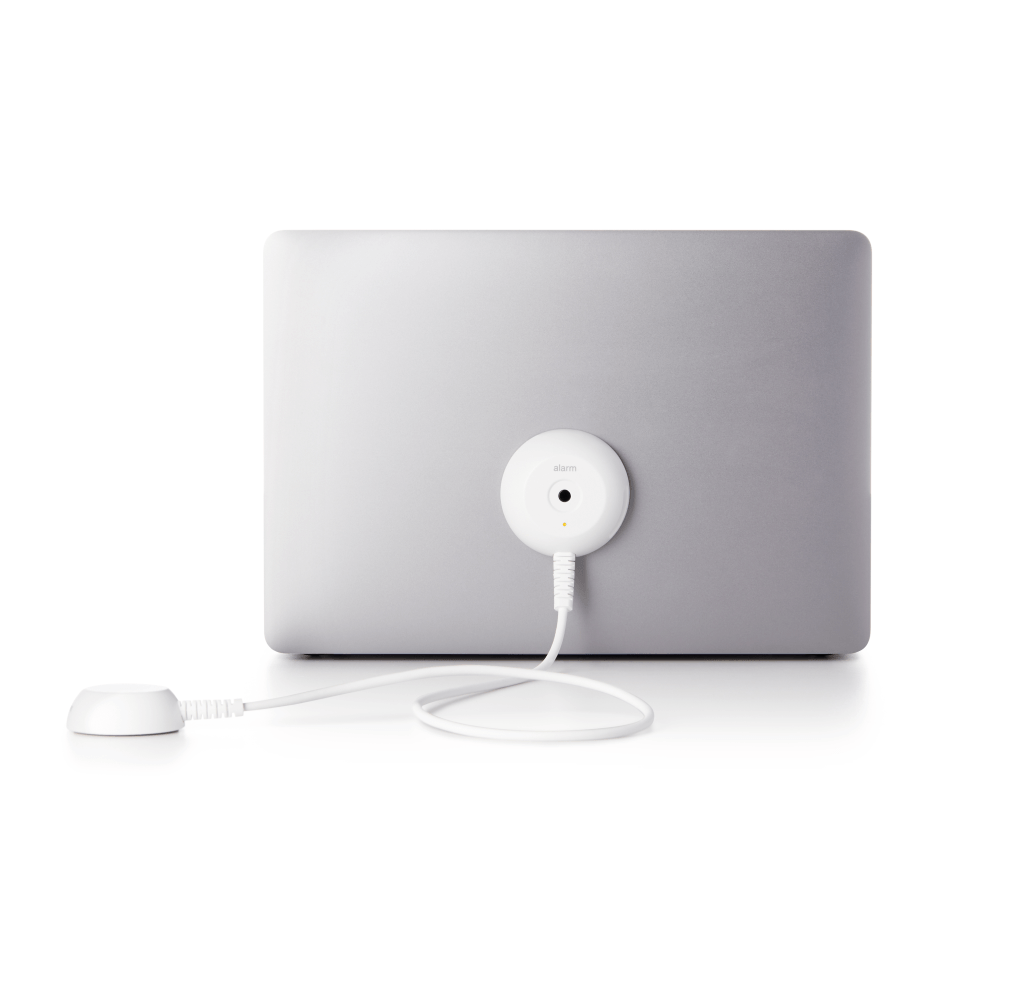 Laptop AOP blanc attaché à un ordinateur portable argenté