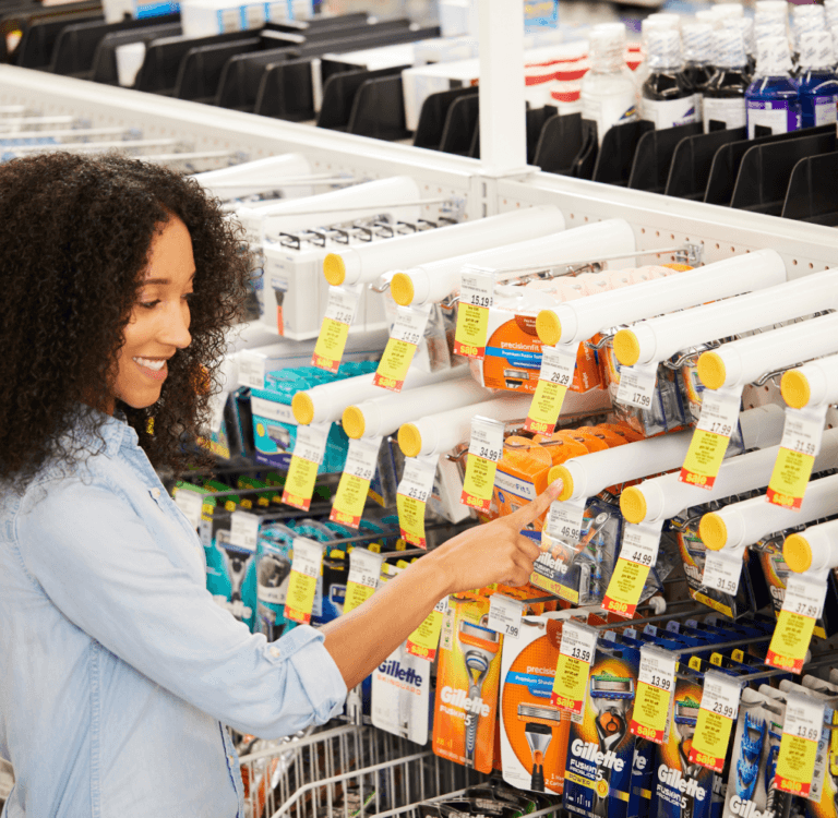 Une femme s'intéresse aux distributeurs T1000 pour suspendre des marchandises