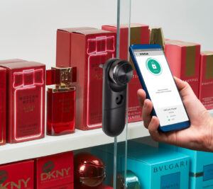 mKey sur un téléphone déverrouillant une Smart Lock sur un boîtier en verre